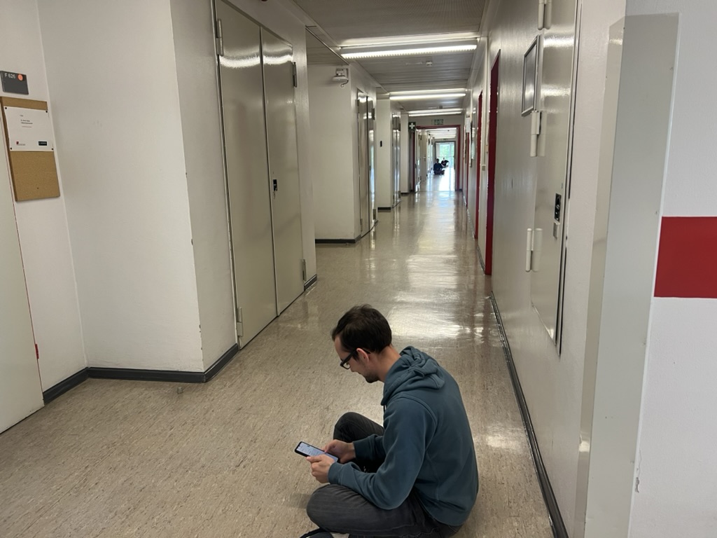 Studierende beim Testlauf des Multi-Hop-Routing mit RescueMule