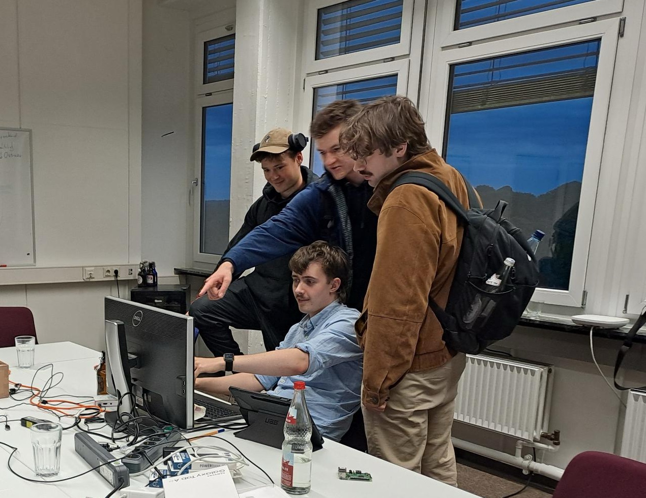 Studierende beim Entwickeln des RescueMule-Prototyps